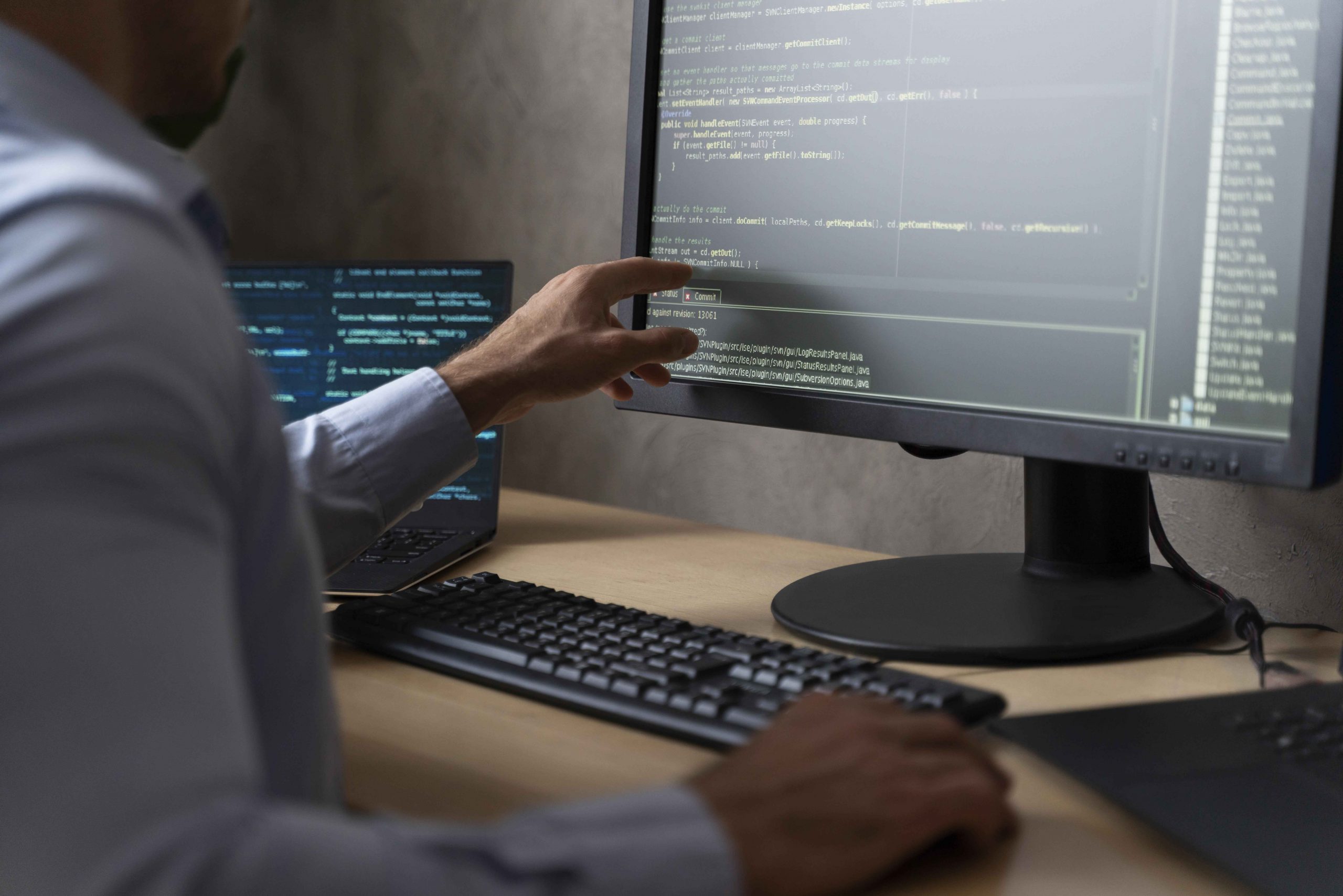 close-up-hand-pointing-monitor (2)